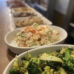 スタンドバー・マル - MARUシェフ特製！ずらりと並ぶ大皿料理