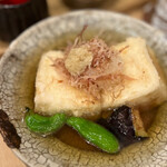 田っくんのサテライト商店 - ◯揚だし豆腐¥690
      …揚げ豆腐に、ナスとシシトウの素揚げ入り。