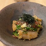 田っくんのサテライト商店 - ◯漬けマグロ黄身和え¥690
                                …黄身醬油に漬けた、
                                本マグロの赤身とビンチョウマグロかしら？を
                                茗荷と小ネギ、刻み海苔で混ぜていただきます♪
                                程よい漬かり具合で…とても美味しい(*´ー｀*)♡