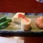 右からインゲン煮びたし・出汁巻き卵・茹で海老