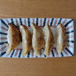 目黒 ぎょうざ 宝舞 - 1人分にとりわけ焼き餃子をいただく