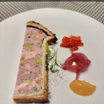 L'ARBRE - パテアンクルート　添えてあるのは上から、赤甘唐辛子のエチュベ　赤玉ねぎのマリネ　黄色ビーツ