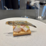 L'ARBRE - アミューズブーシュ②サブレの上に熟成の鯛、メロン、イワシ