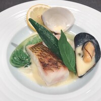 ラ・ロシェル 南青山 - メインの魚料理「真鯛と貝のマリエール」