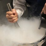 肉割烹 重㐂 - 液体窒素で作る瞬間冷凍アイス