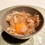 肉割烹 重㐂 -  烏骨鶏の卵TKG