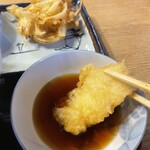 手打ちうどん・そば 子亀 - セットにするとご飯と天ぷら(イカ天・玉ねぎかき揚げ)が付いてきます。揚げたてサクサクで旨い！
