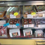 両国メンチカツ - ショーケース内の焼きドーナツ