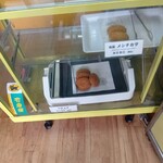 両国メンチカツ - ショーケース内のメンチカツとコロッケ