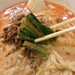 四川担担麺 阿吽 - 小松菜の上にはたっぷりの花椒