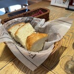 マカロニ 名古屋店 - おかわり自由のパン