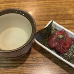 木場場外市場 まぐろ祭 - お通しと日本酒