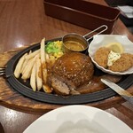 ロイヤルホスト - 黒✕黒ハンバーグにナイフを入れた様子・その1です。肉汁が溢れているのが分かります。