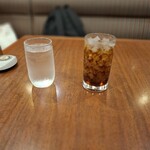 ロイヤルホスト - お冷とドリンクバーのコーラです。