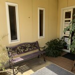 プティレストラン宮本 - 外のウェイティングスペース