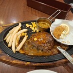 ロイヤルホスト - 黒✕黒ハンバーグにナイフを入れた様子・その2です。