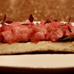 TACUBO 白金台 - やま幸 鮪のタルタルと薪焼きパンのブルスケッタ