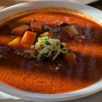 「ミシュカ」キッチン＆バー - ③ グヤーシュ・スープ、ポテトコンフィ(牛肉)