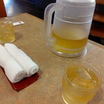 そば処せきや - おしぼりと冷たい蕎麦茶がでます