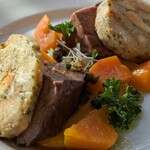 「ミシュカ」キッチン＆バー - ⑤ ヴァダシュ、キャロットバリエーション、ブレッドダンプリング(牛肉)