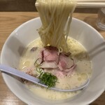らーめんMAIKAGURA - 自家製麺の滑らかさ。素晴らしい。