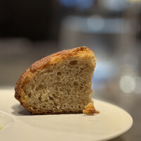 イナカーザ - 古代小麦・米粉・酒粕で作られた自家製フォカッチャ シチリアのオリーブオイルと共に
