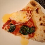 トラットリア ピッツェリア サレルノ - 取り分けた所。チーズものびのびー( =＾ω＾)(笑)