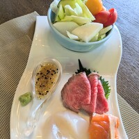 四季の郷志むら - 飛騨牛ローストビーフ、お造り、サラダ。