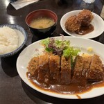 洋食の朝日 - 上→単品クリームコロッケ2個　下→ビーフカツ