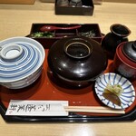 あつた蓬莱軒 - こんな感じでフタをして作り立てで提供されるので、どれもあっつ熱！です(私が猫舌なこともありますが)