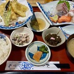 ひで丸 - 刺身天麩羅定食も気前のいい重量感を感じた
