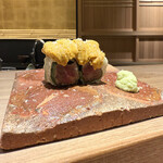 天ぷら 心斎橋 一哲 - 名物黒毛和牛フィレ肉天ぷら（生雲丹のせ）