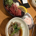 ホルモン焼肉　ぶち - 上がハツ刺し、下はお通し