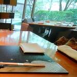 花筐 - 着席してお庭を見ています