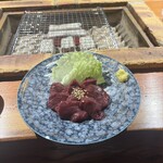 炭火焼肉 絆繁 - これは馬刺しです
