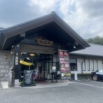 敷島 - 立派な一軒家構造。同じ敷地に精肉や揚げ物の販売店舗も併設してて駐車場の車の行き来はひっきりなし。