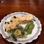 魚と野菜 食楽こつま - 手前から海ぶどうのパッションフルーツソース、鰻天ぷら、卵焼き、枝豆