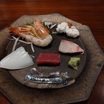 魚と野菜 食楽こつま - 刺身は手前から鮪、アオリイカ、赤エビ、鱧湯引き、カンパチ