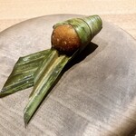 KHAO - よく叩かれた車海老をバンダンリーフで包んだ一品