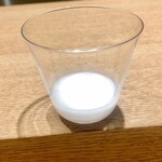 KHAO - ココナッツの身を絞ったフレッシュココナッツジュース、香り、甘味が鮮烈