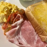 Drip-X-Cafe - スクランブルエッグは、ズッキーニやパプリカなどが入ったトマトソースで頂く