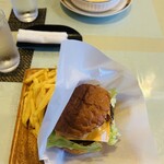 セーナーニ - 料理写真:メガハンバーガー　150g／JPY 1,460  
プライドポテトも付きます
他に300g／JPY 2,060もメニューに有ります