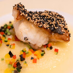 北島亭 - 青森県産スズキのゴマづけ焼き じゃが芋のブルーテ アサリのジュのソース