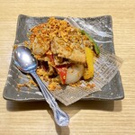 八幡麻婆 雅 - 秋刀魚の唐揚げエスニックパウダーまぶし（750円）