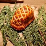 ラチュレ - 切る前の鮎のパイ包み焼き