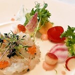318492163 - 真鯛のタルタル、ライムの芳香、リンゴと芽野菜の菜園風