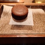 ラチュレ - アミューズ、鹿の血のマカロン