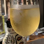 「ミシュカ」キッチン＆バー - クラフトエルダーフラワーシロップソーダ