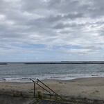 御食事処 たこ八 - 祈念館そばの海岸