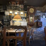 バチェラー - レトロ喫茶らしい店内